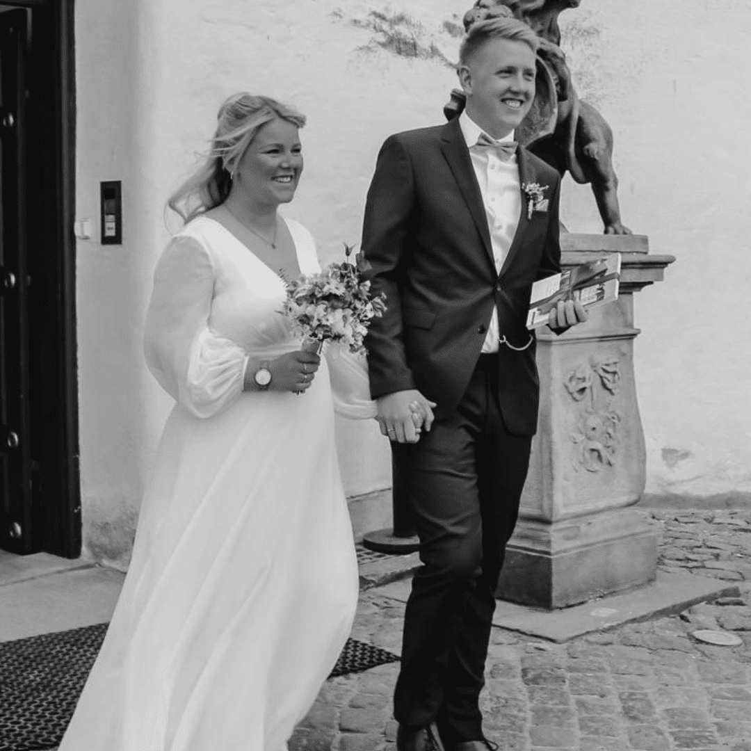 Brautpaar_FrauKleid_MannAnzug_JaSagen_Gluecklich