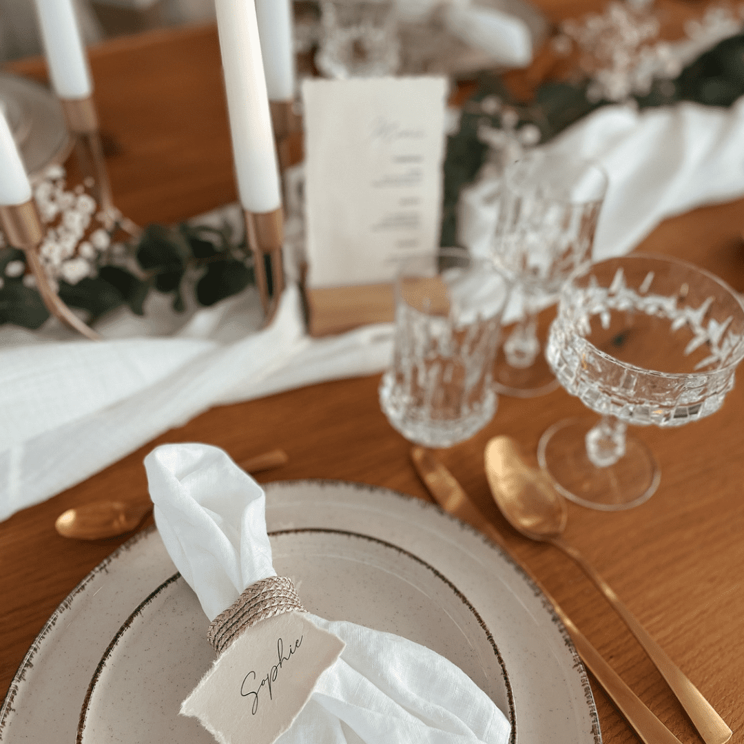 Hochzeitstisch_Hochzeitsdeko_Namensschild_Essen_Reden_Lachen_Feiern