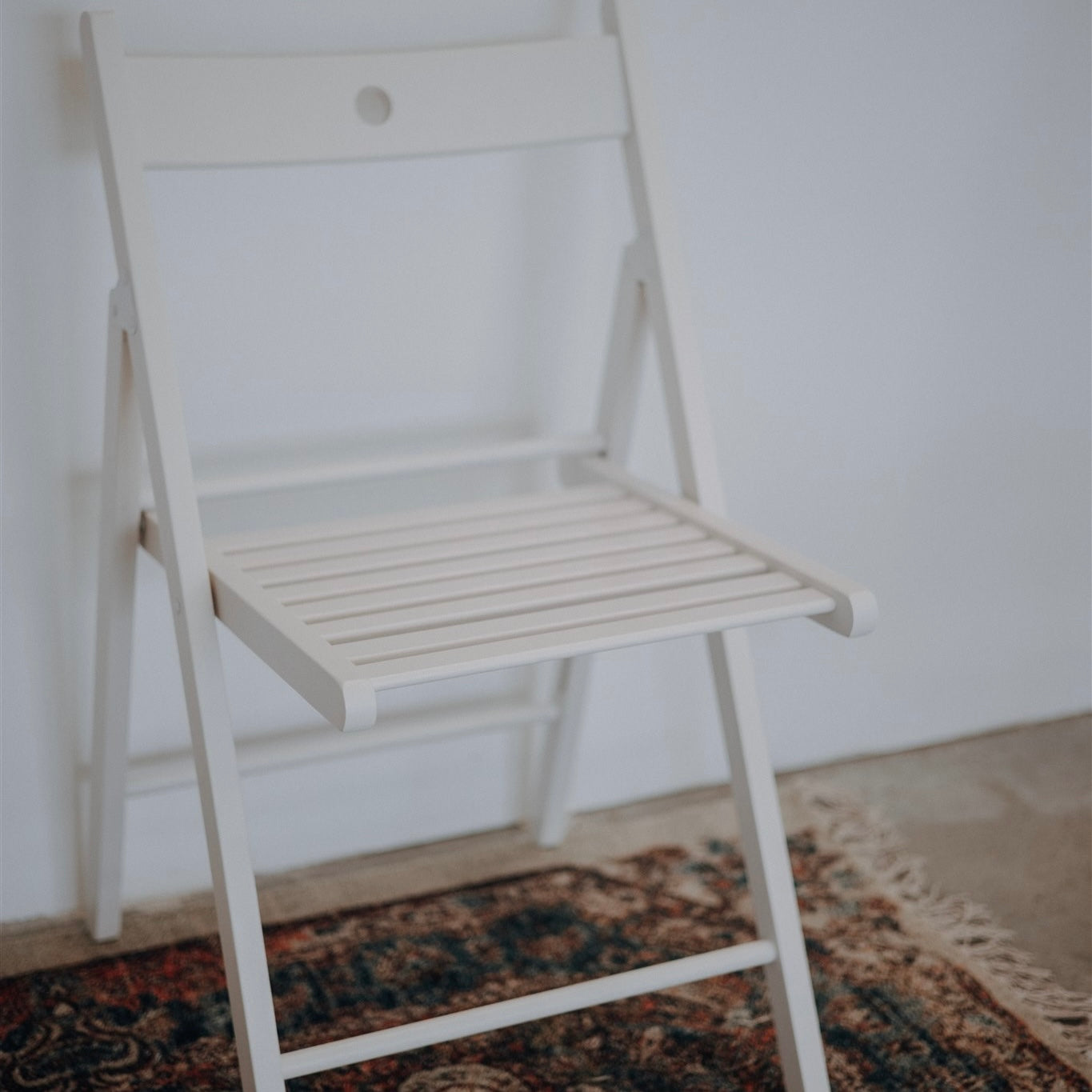 Weißer Klappstuhl